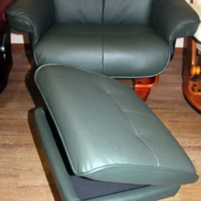 Кресло-реклайнер Relax MAURIS 7604W (кожа-зелен / дер-св.кор 007 Dark Green / 029 т. орех)